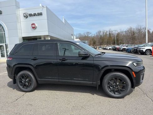 New 2026 Jeep Grand Cherokee Laredo image 2