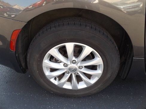 Used 2017 Chrysler Pacifica Touring-L FWD image 28