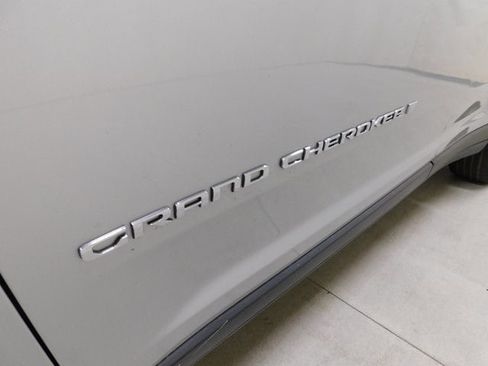 Used 2022 Jeep Grand Cherokee Laredo image 12