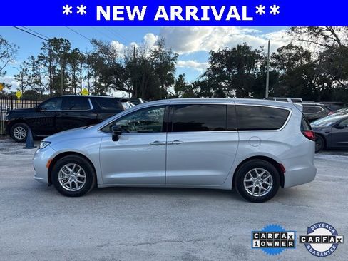 Used 2024 Chrysler Pacifica Touring-L image 16