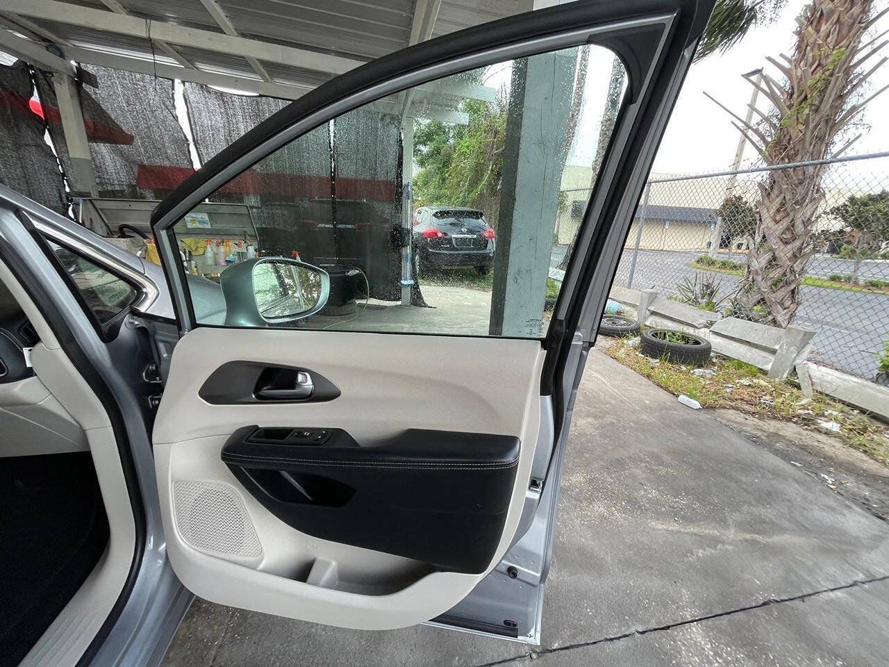 Used 2021 Chrysler Pacifica Touring-L FWD image 13