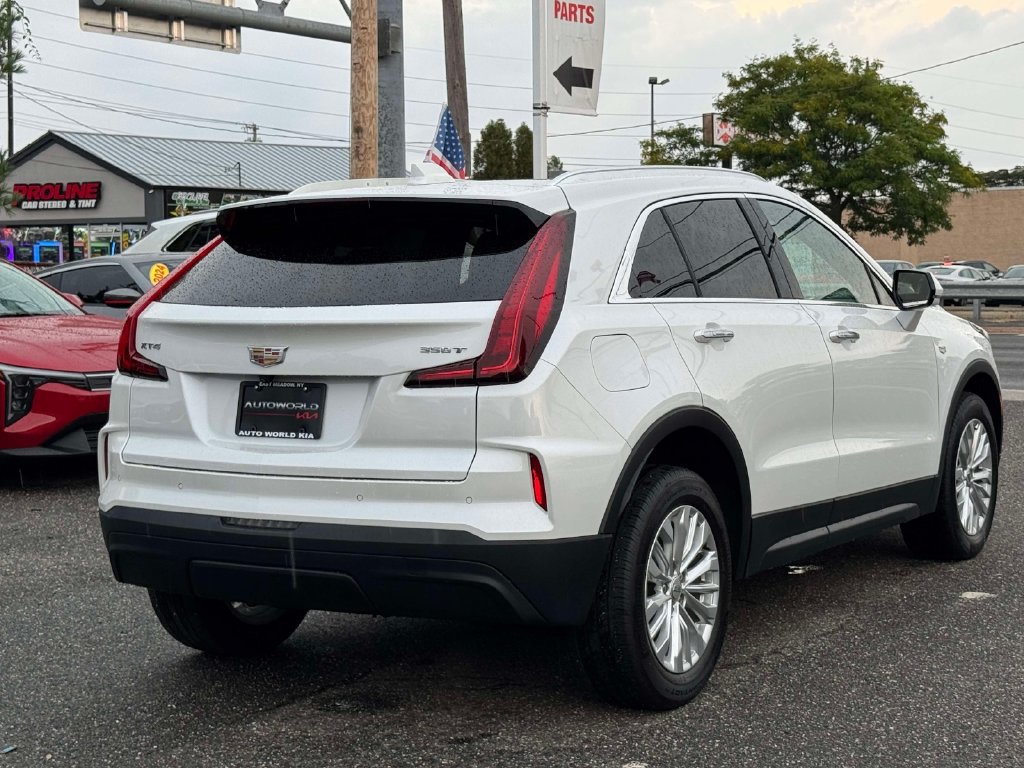 Used 2024 Cadillac XT4 Luxury w/ Cold Weather Package FWD image 7