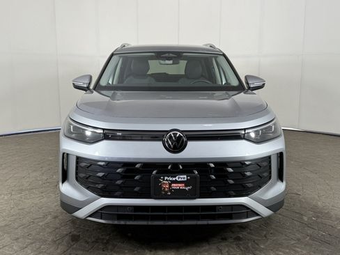 Used 2026 Volkswagen Tiguan SE FWD image 2