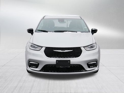 Used 2024 Chrysler Pacifica Touring-L image 2