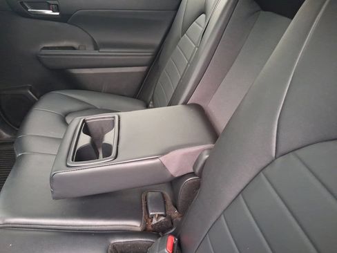 Used 2024 Toyota Highlander XLE AWD/4WD image 26
