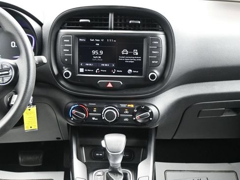 Used 2025 Kia Soul LX w/ LX Technology Package FWD image 18