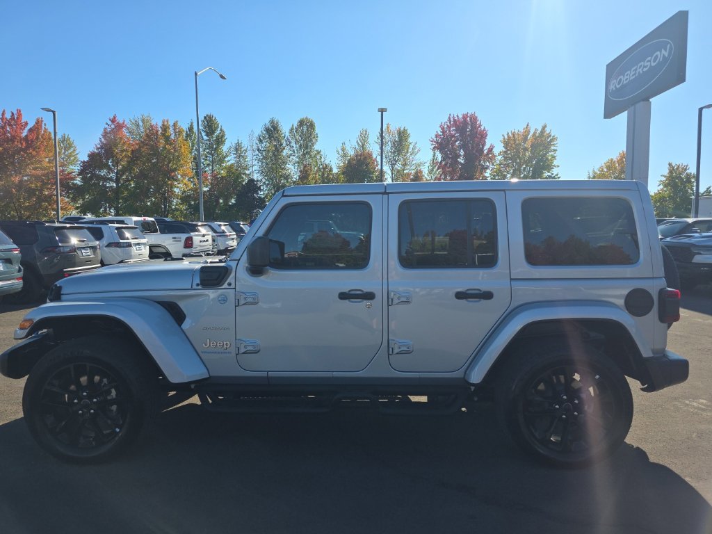 Used 2024 Jeep Wrangler Unlimited Sahara w/ Technology Group AWD/4WD image 2