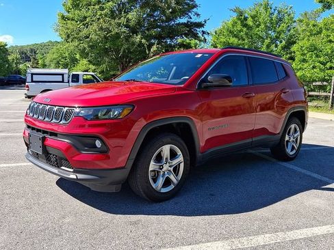 Used 2024 Jeep Compass Latitude AWD/4WD image 3
