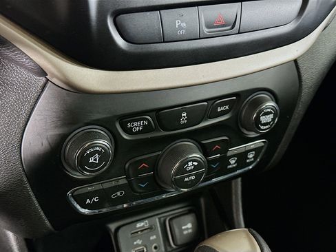 Used 2017 Jeep Cherokee Latitude w/ Comfort/Convenience Group image 23