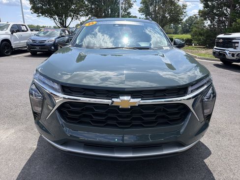 Used 2025 Chevrolet Trax LT FWD image 3