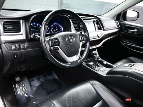 Used 2019 Toyota Highlander XLE AWD/4WD image 13