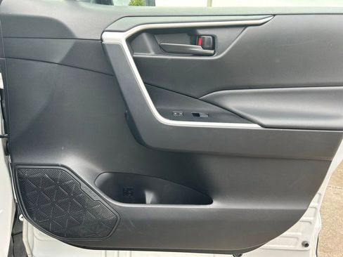 Used 2025 Toyota RAV4 LE AWD/4WD image 30