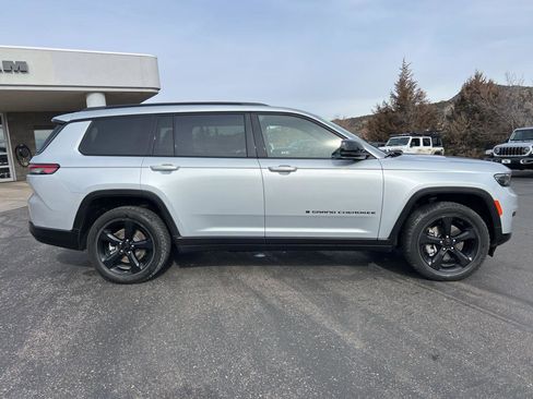 Used 2023 Jeep Grand Cherokee L Laredo image 8