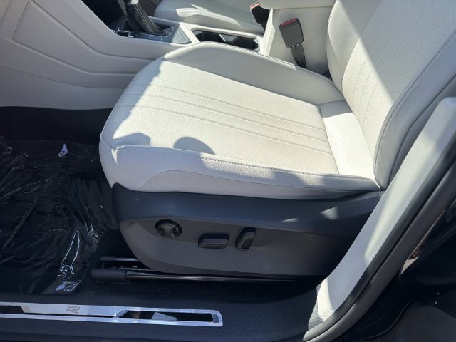 Certified 2024 Volkswagen Tiguan SE R-Line FWD image 17