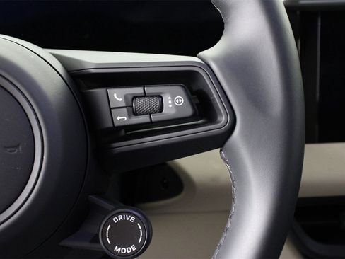 Used 2025 Porsche Macan 4 Electric image 15