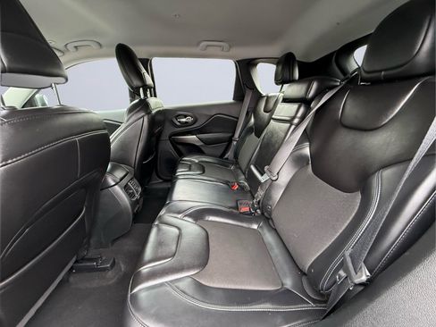 Used 2019 Jeep Cherokee Latitude Plus w/ Cold Weather Group image 18