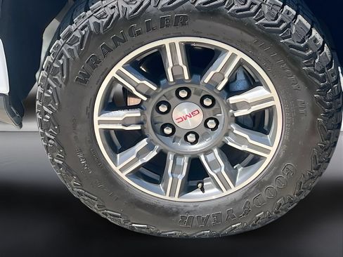 Used 2024 GMC Sierra 1500 AT4 w/ AT4 Premium Package AWD/4WD image 32