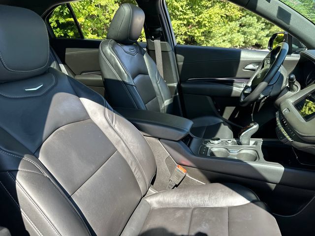 Used 2023 Cadillac XT4 Luxury w/ Cold Weather Package AWD/4WD image 19