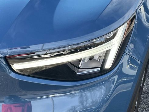 Used 2025 Volvo XC40 B5 Core w/ Climate Package image 9