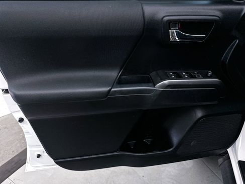 Used 2019 Toyota Tacoma TRD Off-Road w/ Technology Package AWD/4WD image 15