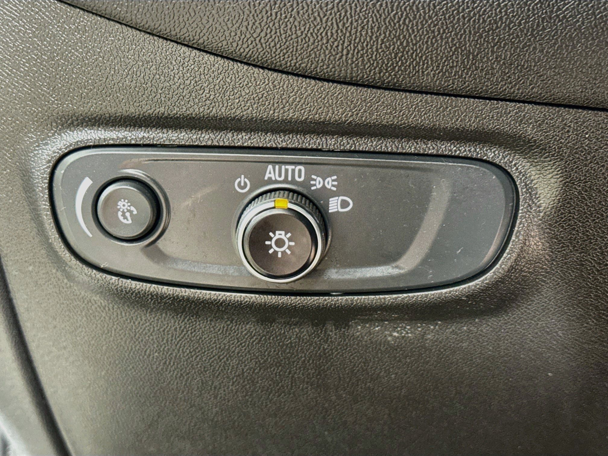 Used 2022 Chevrolet Equinox LS w/ LPO, Floor Liner Package AWD/4WD image 11