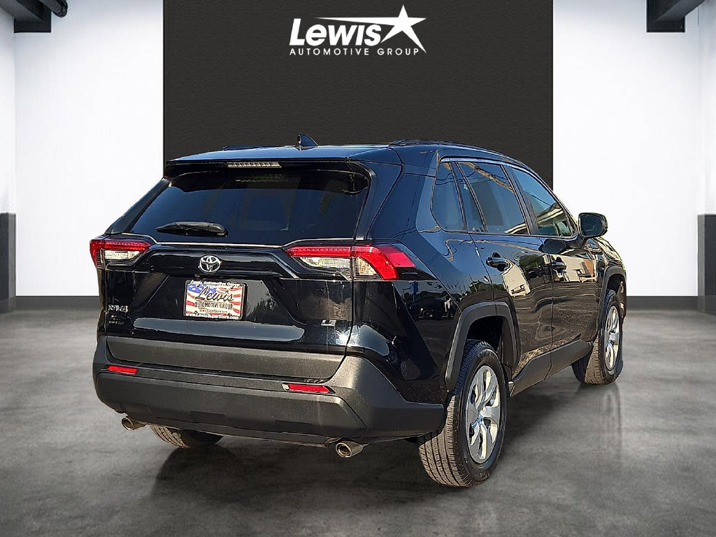 Used 2021 Toyota RAV4 LE FWD image 4