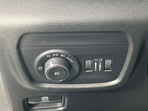 Used 2022 Jeep Grand Cherokee Limited image 10