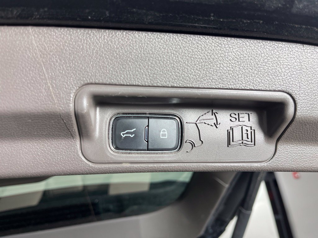 Used 2022 Ford Explorer Platinum w/ Equipment Group 601A AWD/4WD image 10