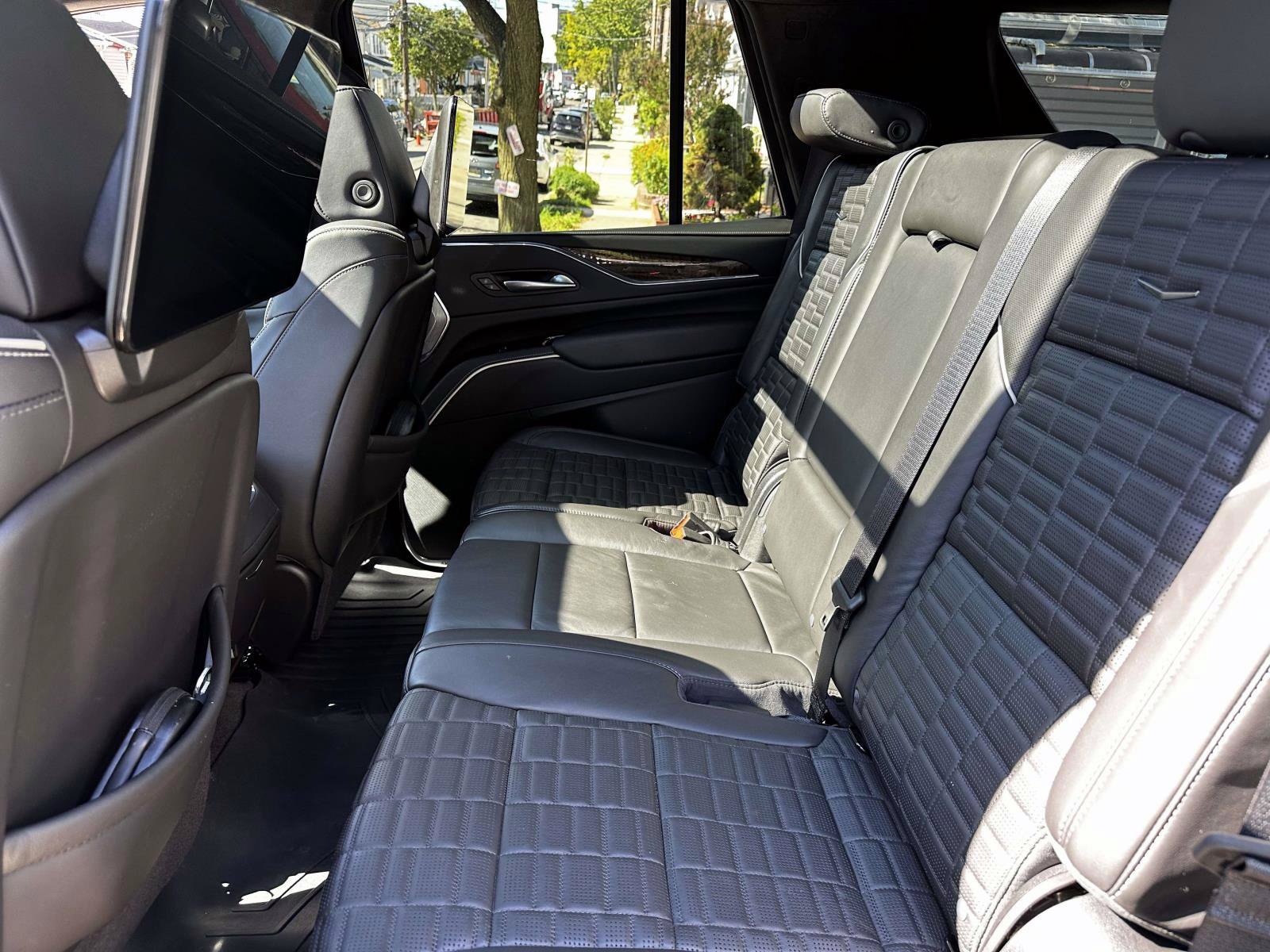 Used 2024 Cadillac Escalade Premium Luxury Platinum AWD/4WD image 19