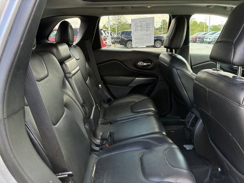 Used 2019 Jeep Cherokee Limited w/ Luxury Group AWD/4WD image 15