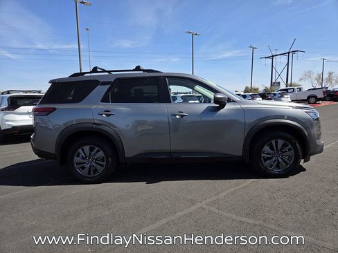 Used 2024 Nissan Pathfinder SV image 7
