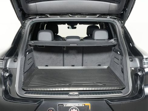 Certified 2024 Porsche Cayenne Turbo AWD/4WD image 49
