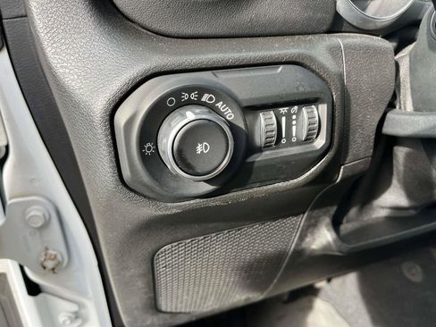 Used 2018 Jeep Wrangler Unlimited Sahara image 25