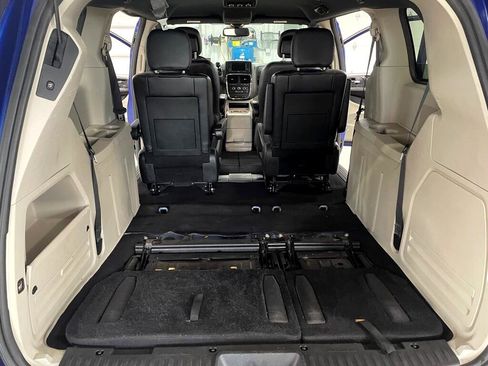 Used 2019 Dodge Grand Caravan SXT image 19
