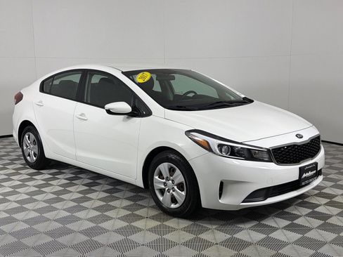 Used 2017 Kia Forte LX image 3