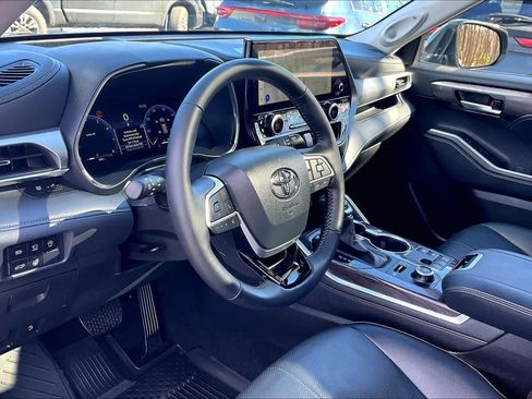 Certified 2025 Toyota Highlander Platinum image 17