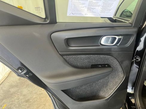 Used 2022 Volvo XC40 T5 Momentum image 21