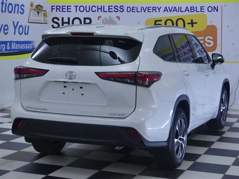 Used 2021 Toyota Highlander XLE AWD/4WD image 7