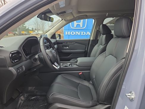 New 2025 Honda Pilot Touring image 11