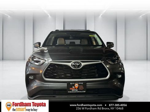 Certified 2024 Toyota Highlander LE AWD/4WD image 2