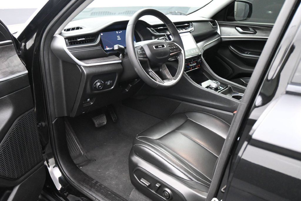 Used 2023 Jeep Grand Cherokee Limited w/ Black Appearance Package RWD image 2