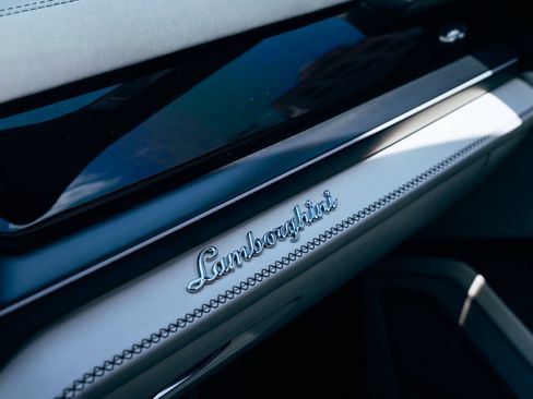 Used 2025 Lamborghini Urus SE AWD/4WD image 23