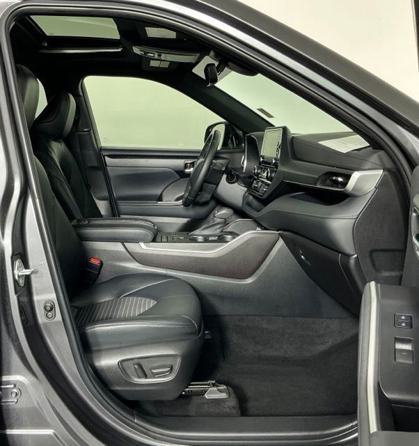Used 2022 Toyota Highlander XSE FWD image 27