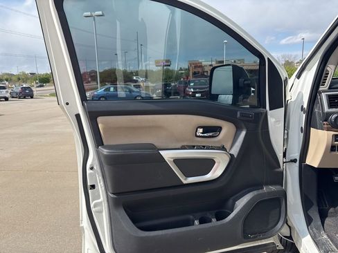 Used 2018 Nissan Titan SL w/ Chrome Package image 9