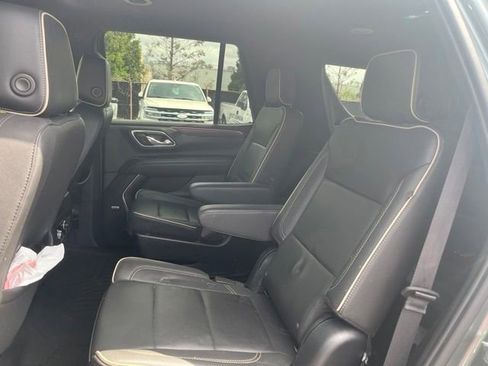 Used 2023 GMC Yukon SLT AWD/4WD image 12