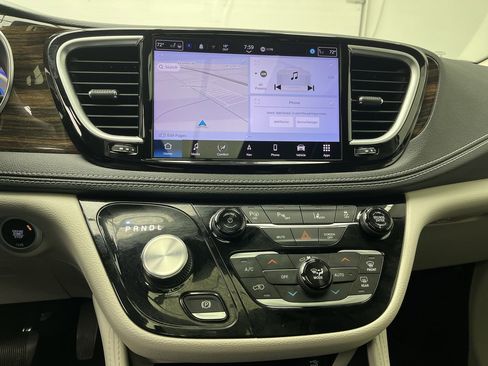 Used 2022 Chrysler Pacifica Limited w/ Uconnect Theater Family Group image 20