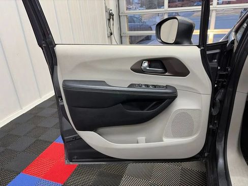 Used 2021 Chrysler Voyager L FWD image 10