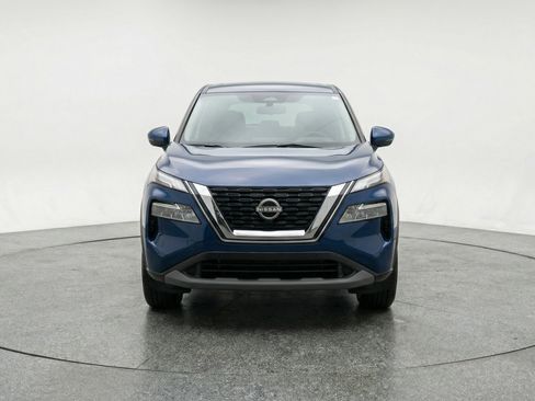 Used 2025 Nissan Rogue SV image 2