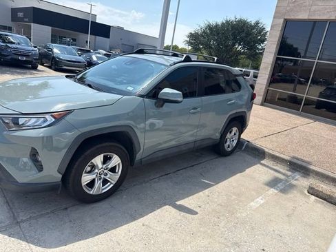 Used 2021 Toyota RAV4 XLE w/ Carpet Mat Package (TMS) FWD image 2