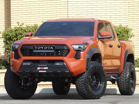 Used 2025 Toyota Tacoma TRD Off-Road w/ TRD Off Road Premium Package image 4